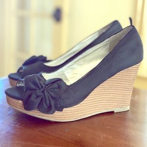 Black wedge with flower accent
